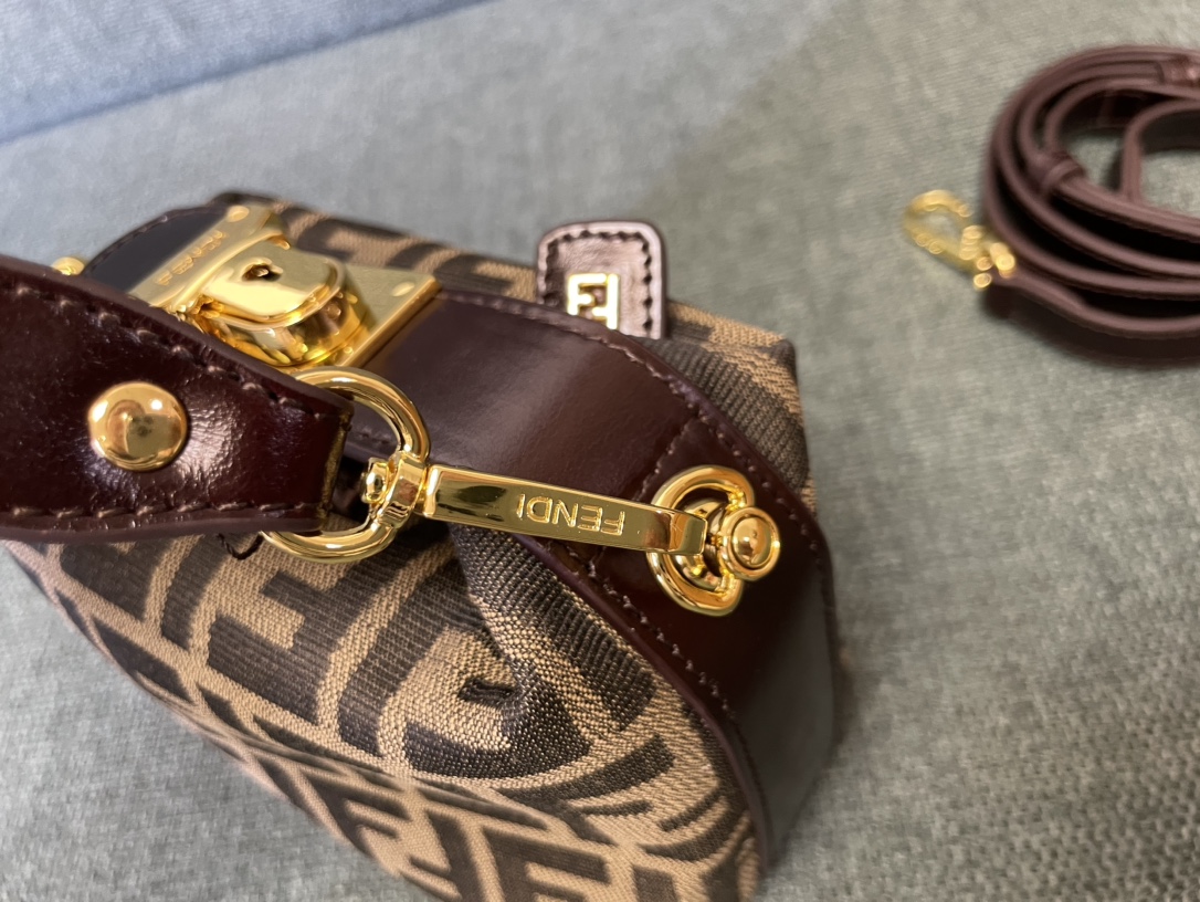 [TOP] FENDI Mini Lunch Box Bag 15×9×13cm  - Coffee