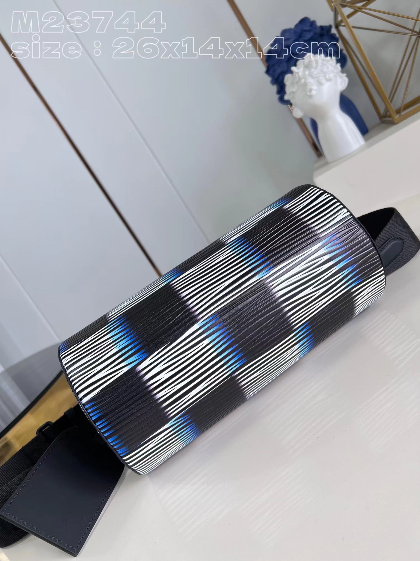 [TOP] Louis Vuitton LV Soft Polochon Leather Handbag - 26 x 14 x 14cm - Black