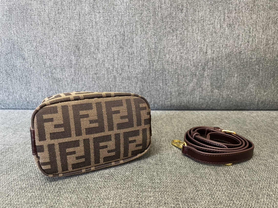 [TOP] FENDI Mini Lunch Box Bag 15×9×13cm  - Coffee