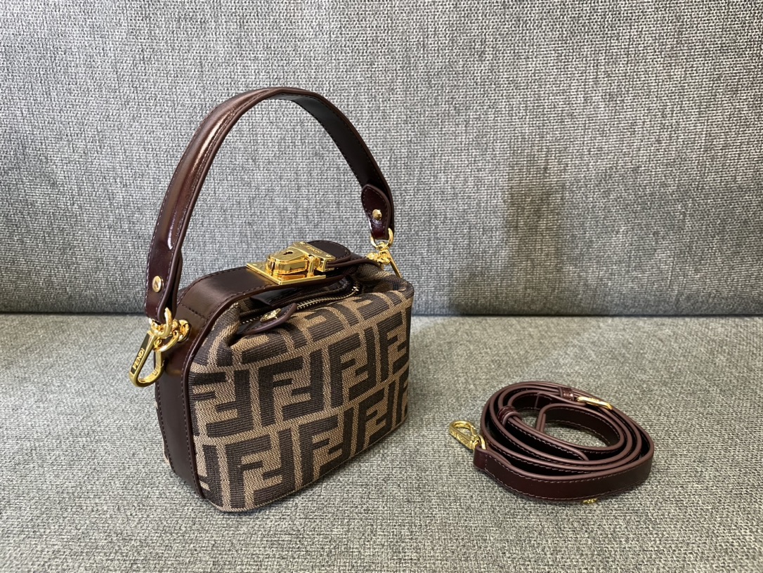 [TOP] FENDI Mini Lunch Box Bag 15×9×13cm  - Coffee