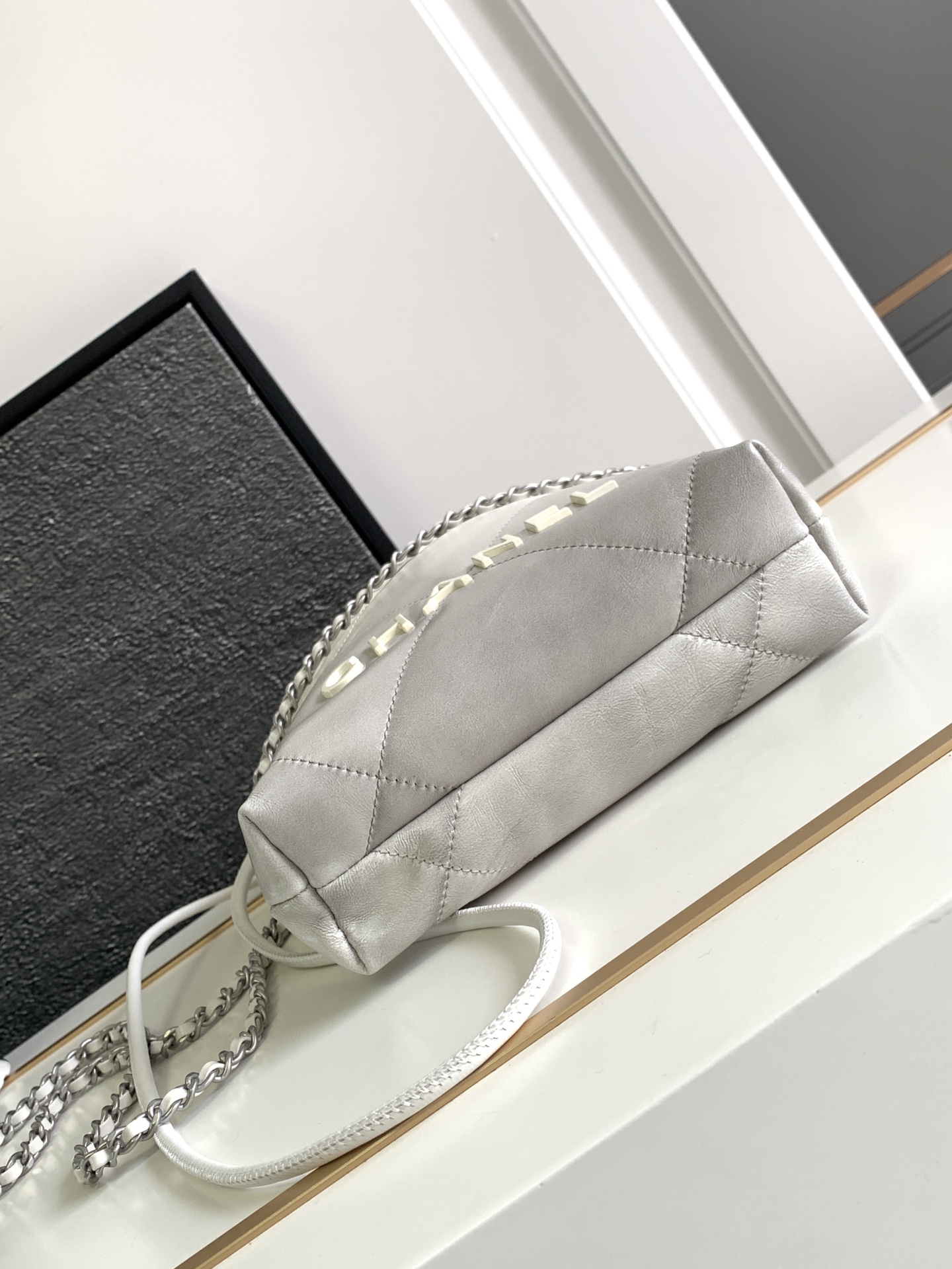 [TOP]CHANEL Gradient Shiny Calfskin Mini 22 Bags 19x20x6cm - 2 Colors