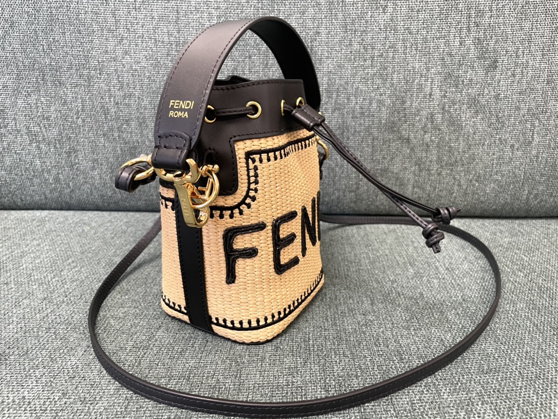 [TOP] FENDI Grass Woven Bucket Bag - 18x12x10cm - Black