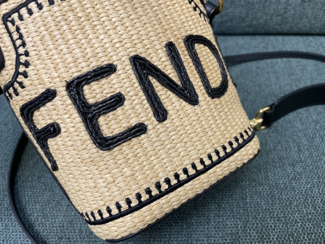 [TOP] FENDI Grass Woven Bucket Bag - 18x12x10cm - Black