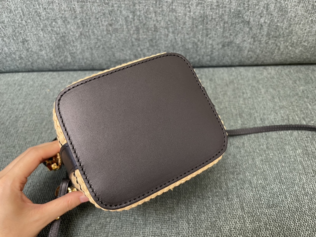 [TOP] FENDI Grass Woven Bucket Bag - 18x12x10cm - Black