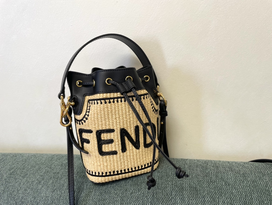 [TOP] FENDI Grass Woven Bucket Bag - 18x12x10cm - Black