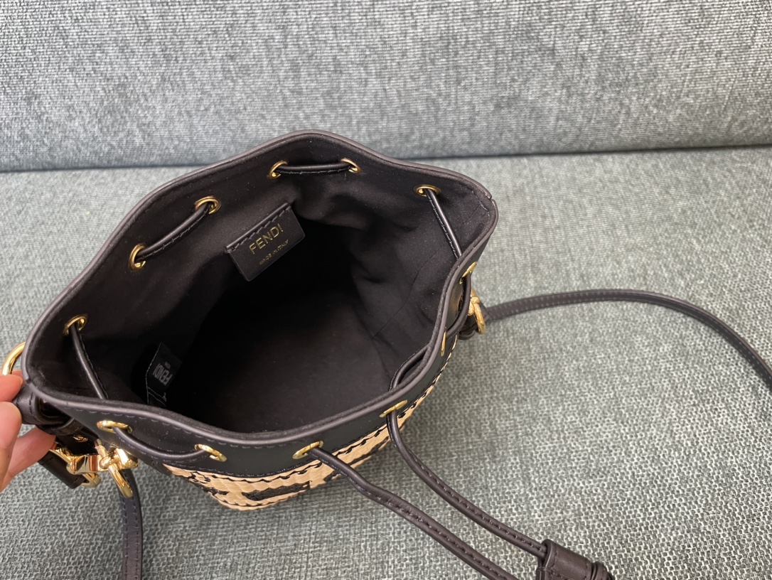 [TOP] FENDI Grass Woven Bucket Bag - 18x12x10cm - Black