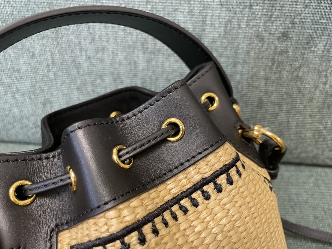 [TOP] FENDI Grass Woven Bucket Bag - 18x12x10cm - Black