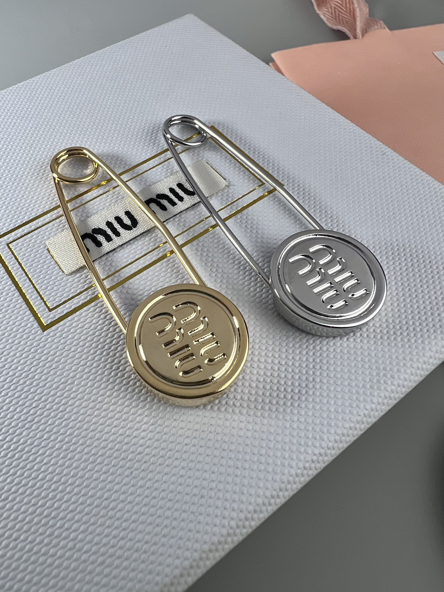 [TOP] Miu Miu Brooch - 2 Color