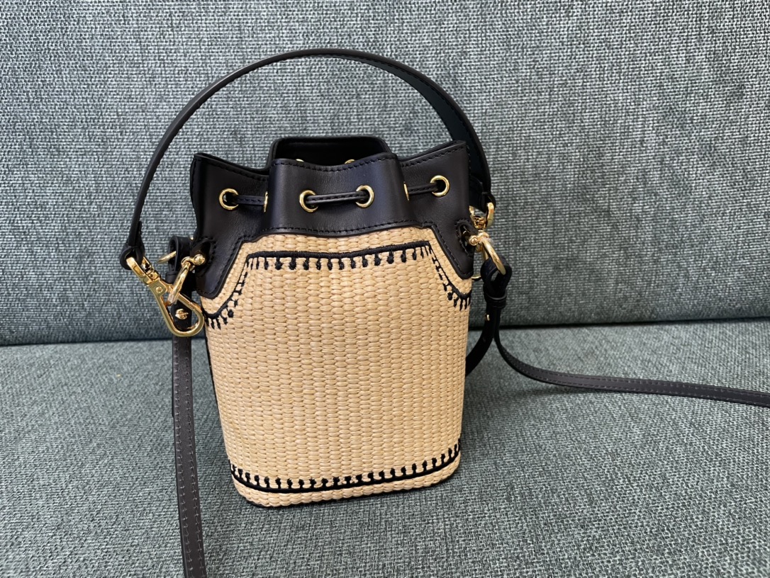 [TOP] FENDI Grass Woven Bucket Bag - 18x12x10cm - Black
