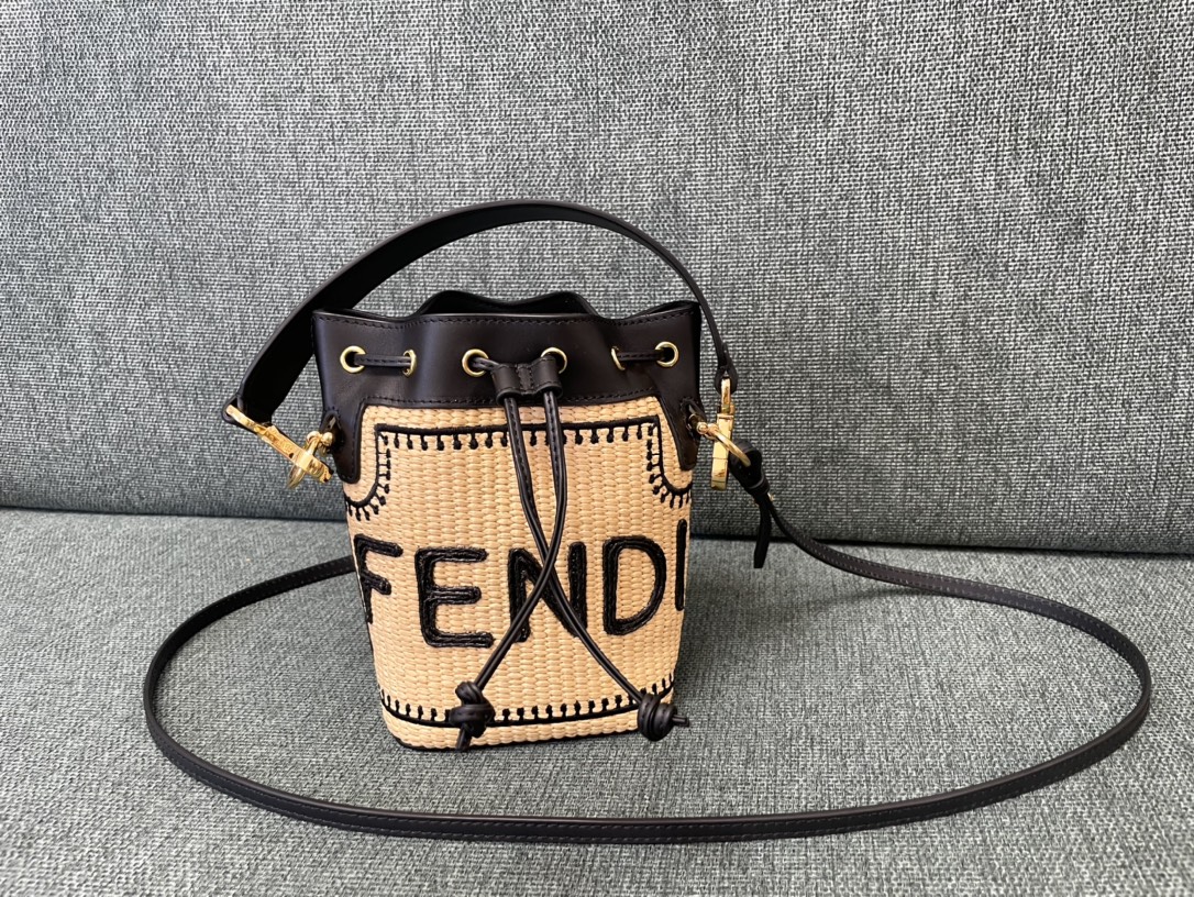 [TOP] FENDI Grass Woven Bucket Bag - 18x12x10cm - Black