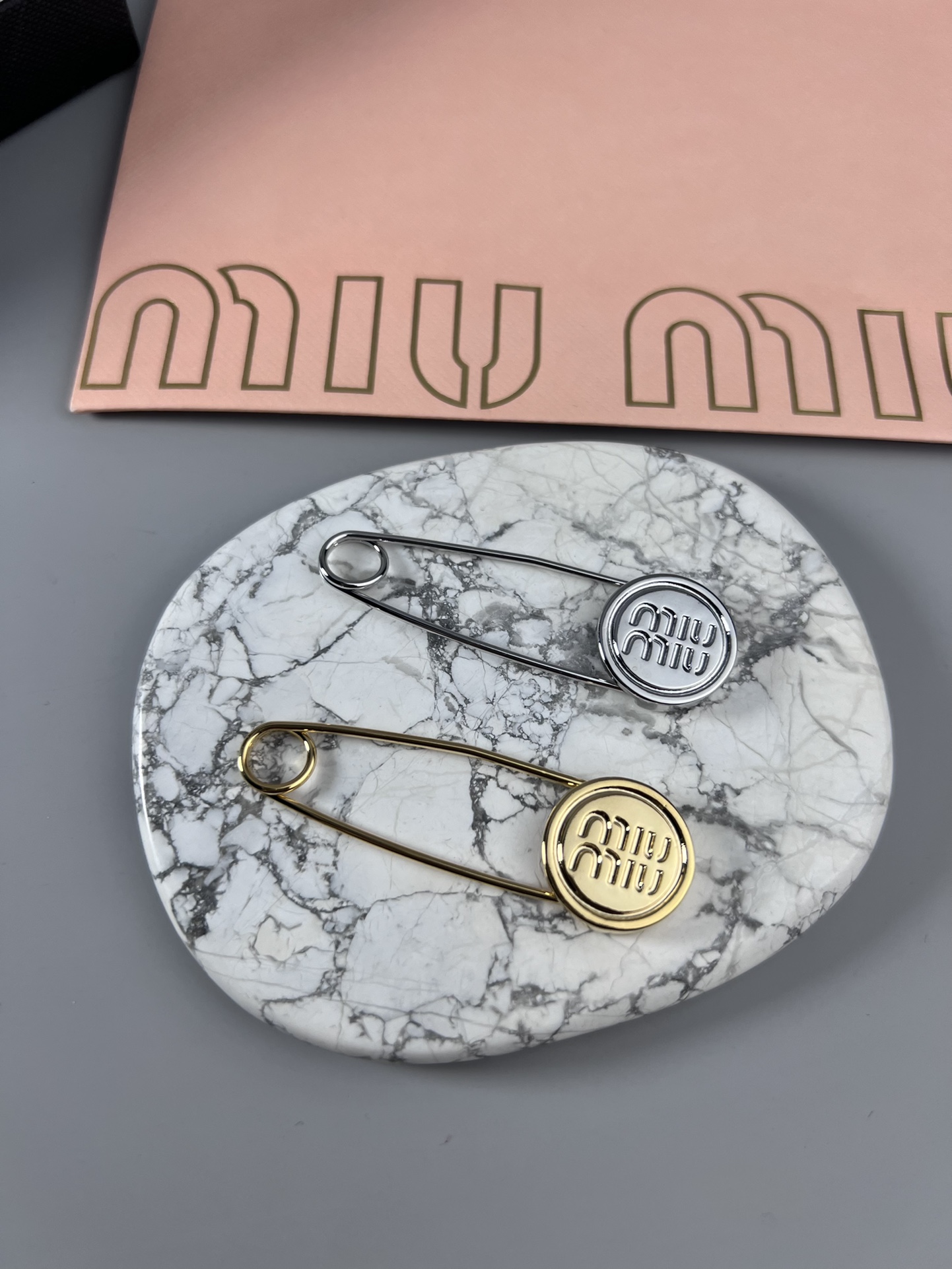 [TOP] Miu Miu Brooch - 2 Color