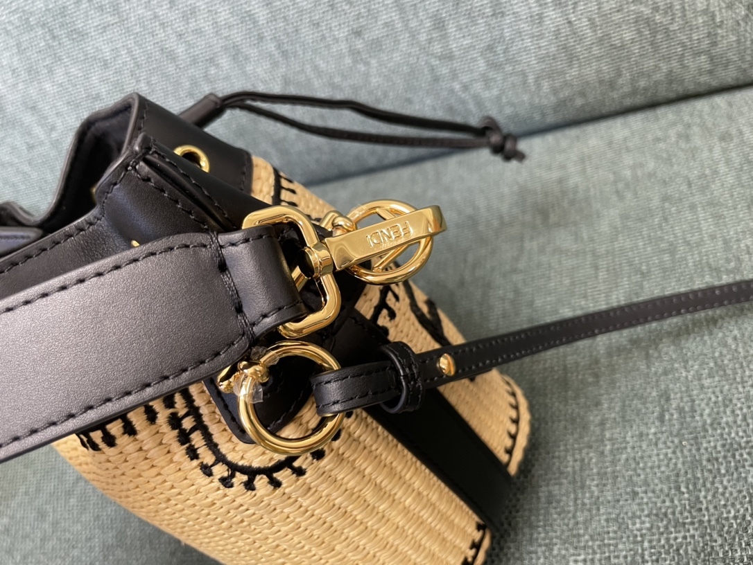 [TOP] FENDI Grass Woven Bucket Bag - 18x12x10cm - Black