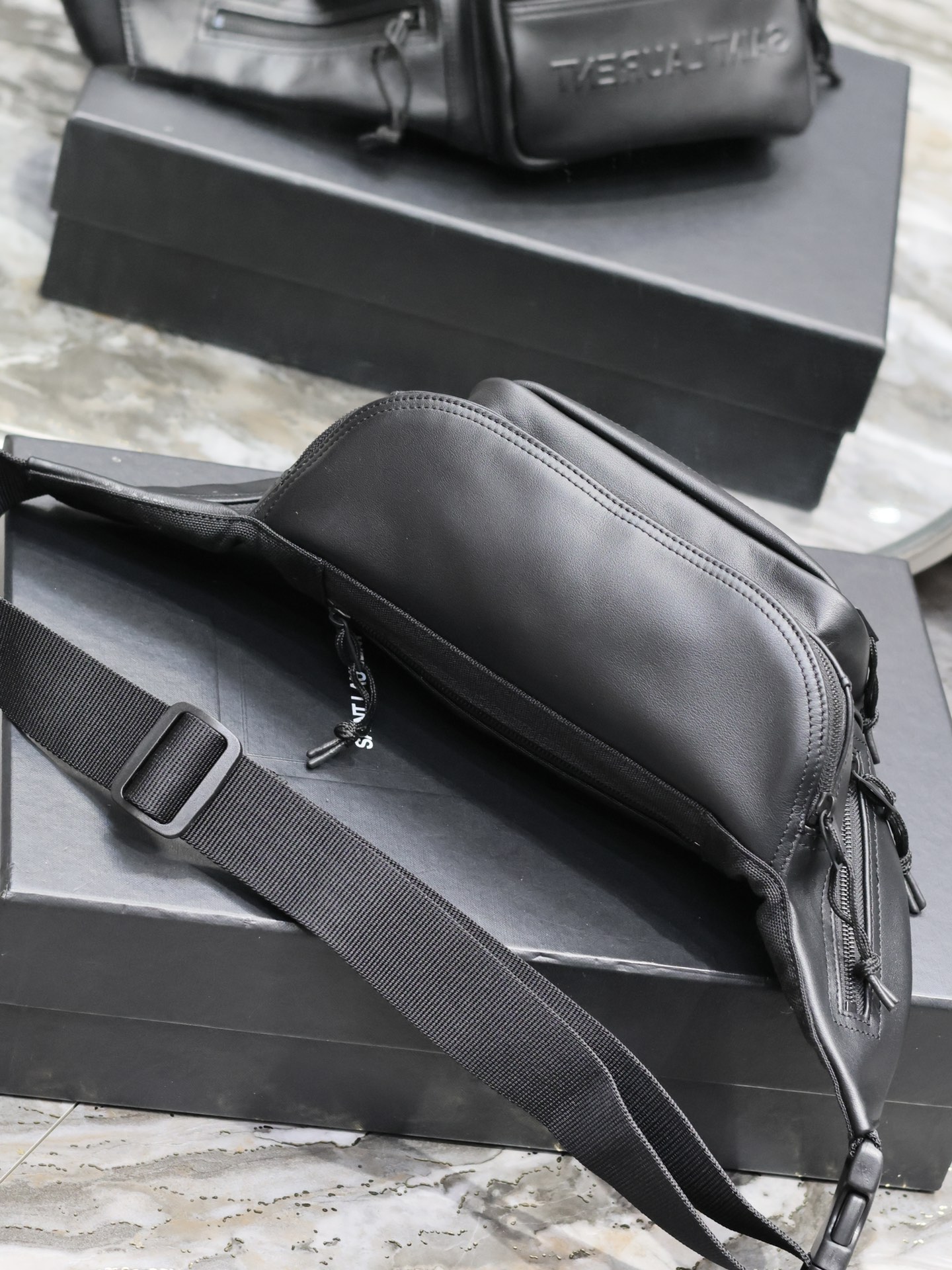 [TOP] Yves Saint Laurent YSL Cowhide Waist Bag - Black