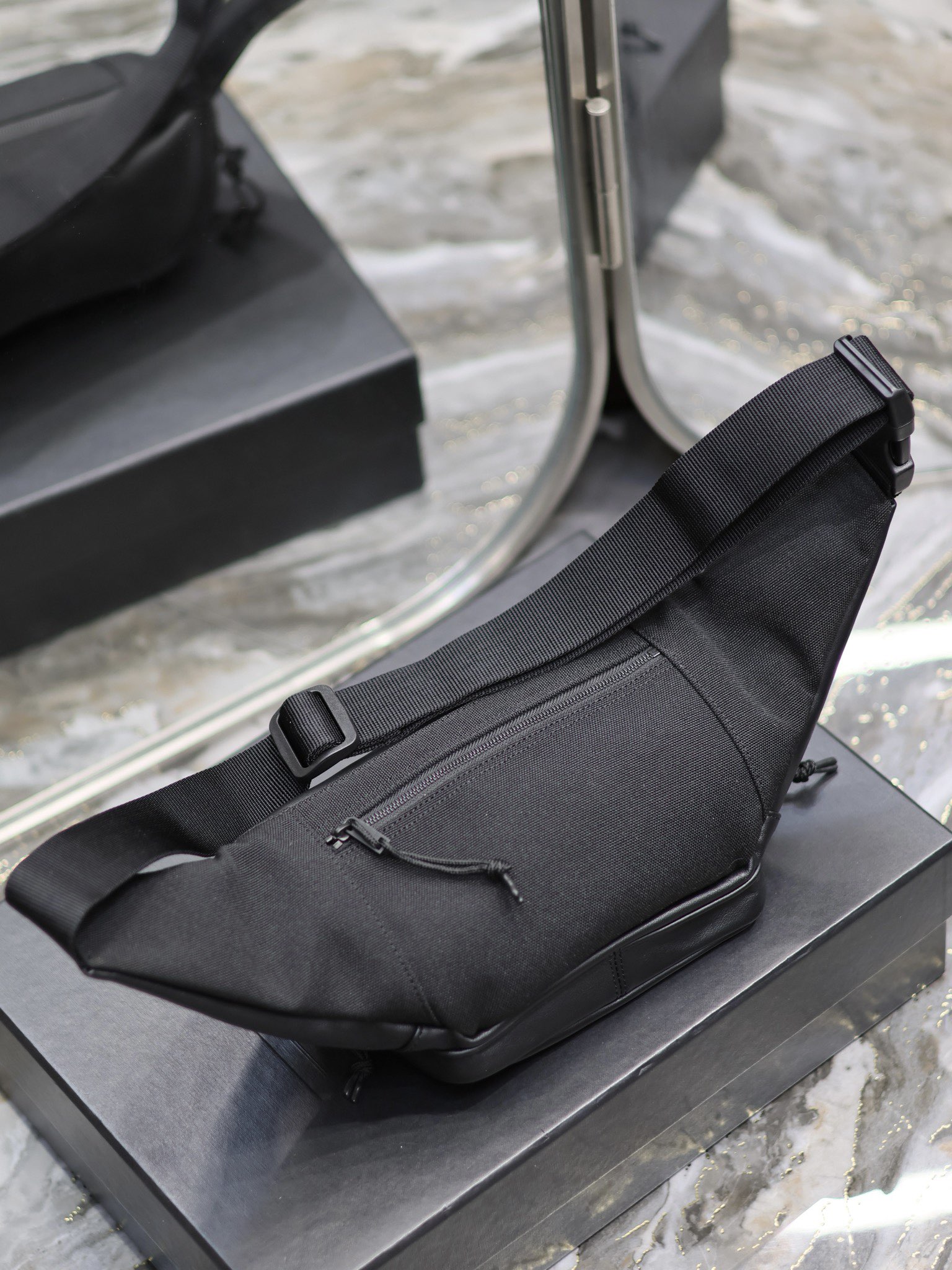 [TOP] Yves Saint Laurent YSL Cowhide Waist Bag - Black