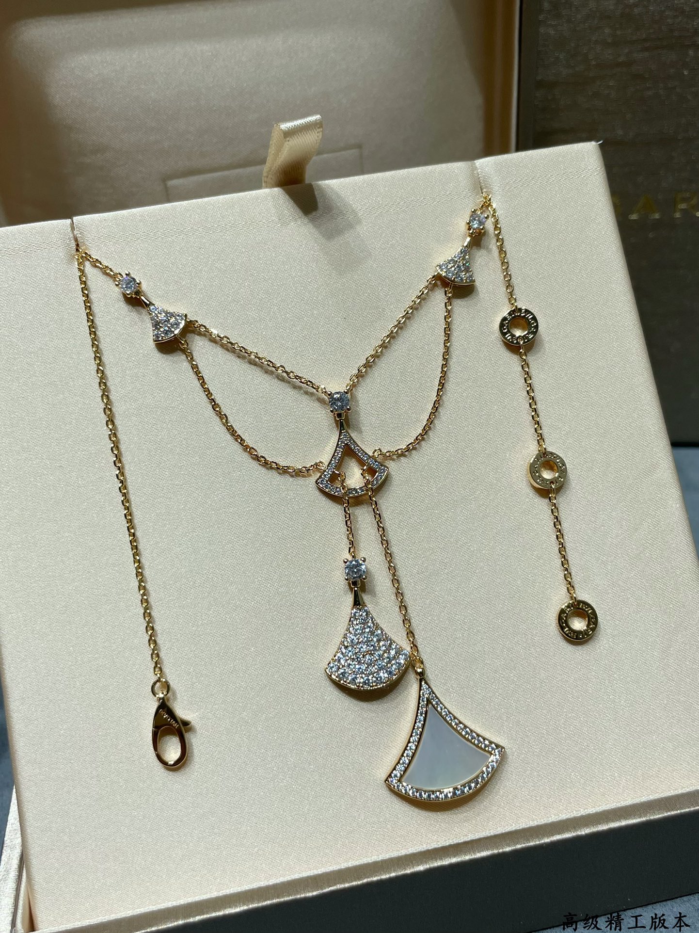 [TOP] BVLGARI White Fritillary Scalloped Skirt Necklace - White