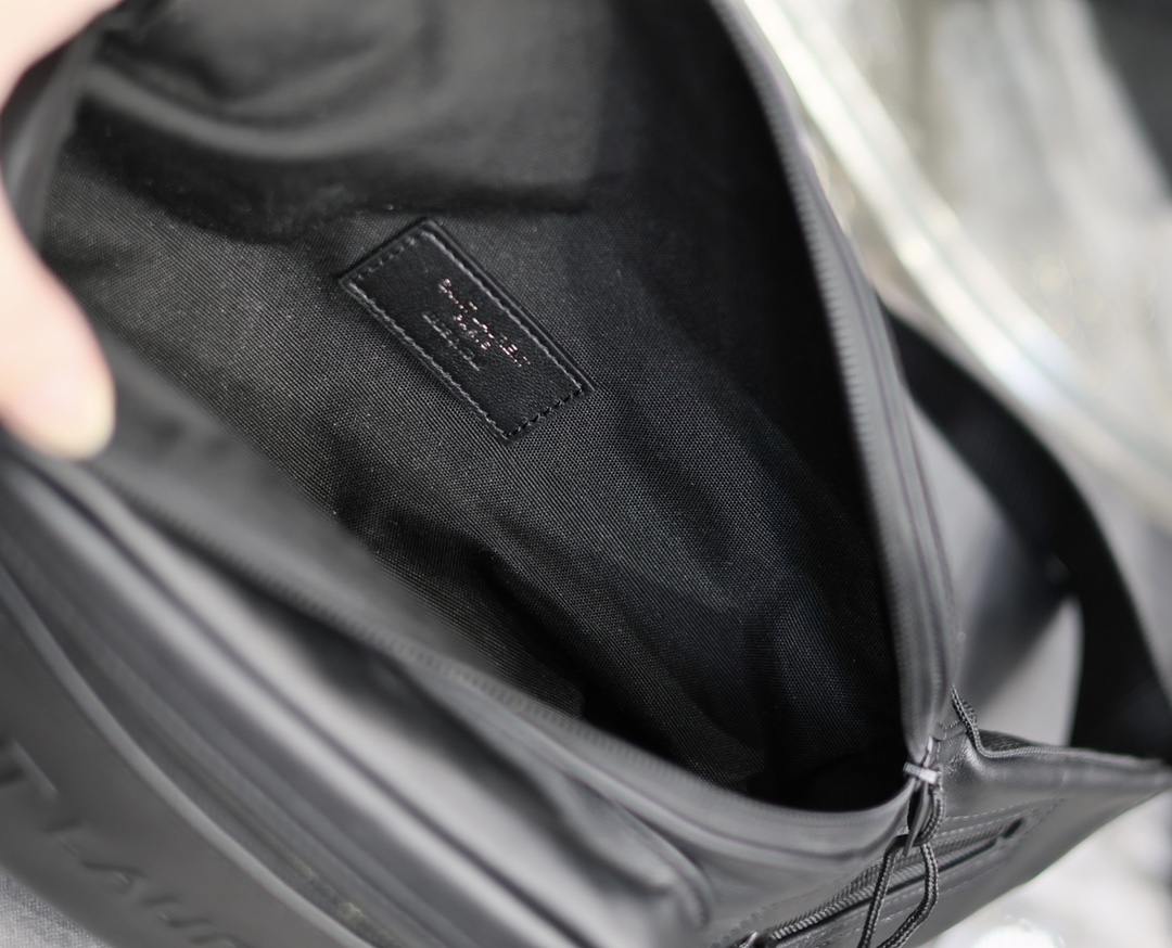 [TOP] Yves Saint Laurent YSL Cowhide Waist Bag - Black