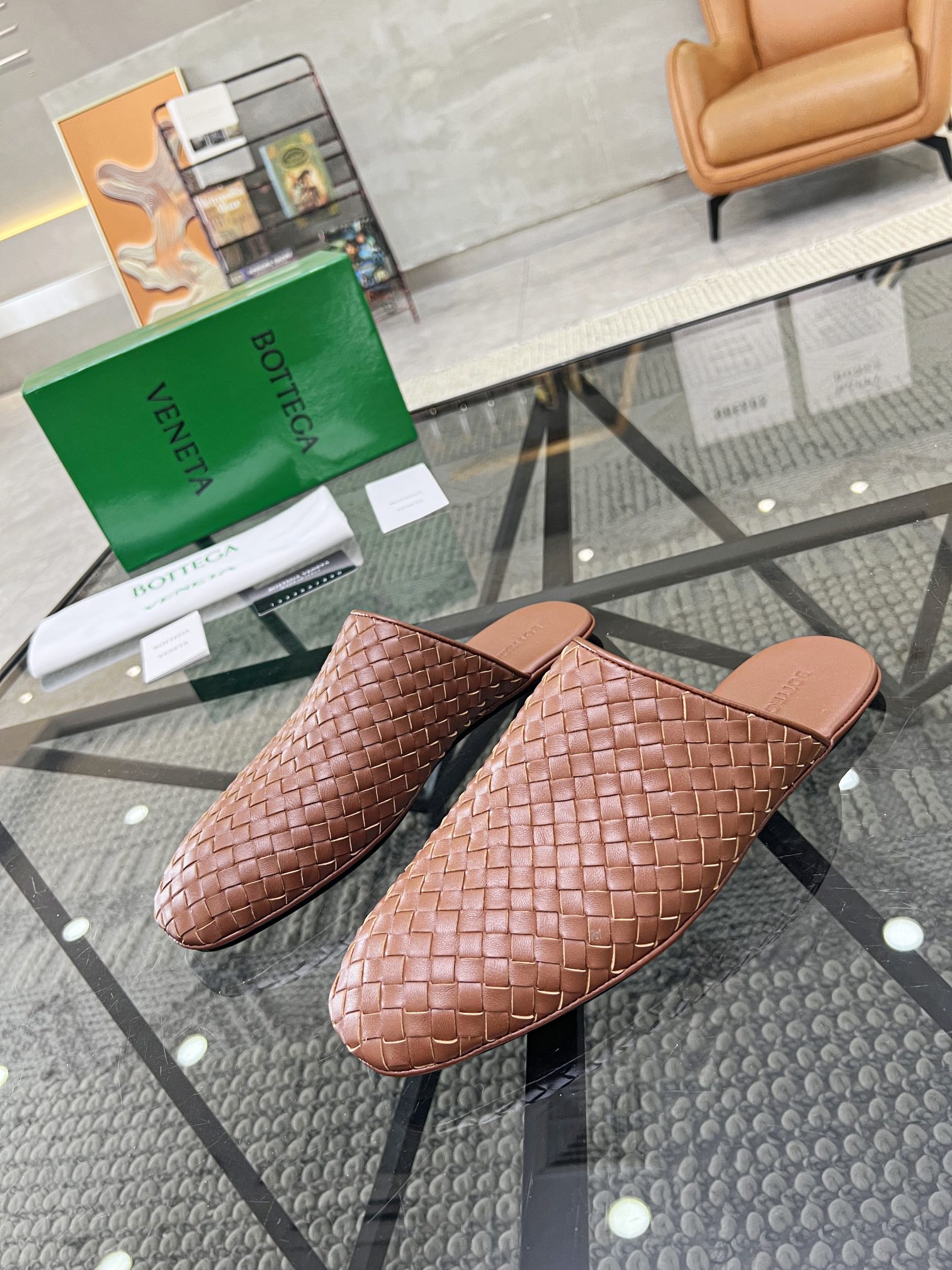 [TOP] Bottega Veneta BV Men's Leather Slippers - 2 Colors