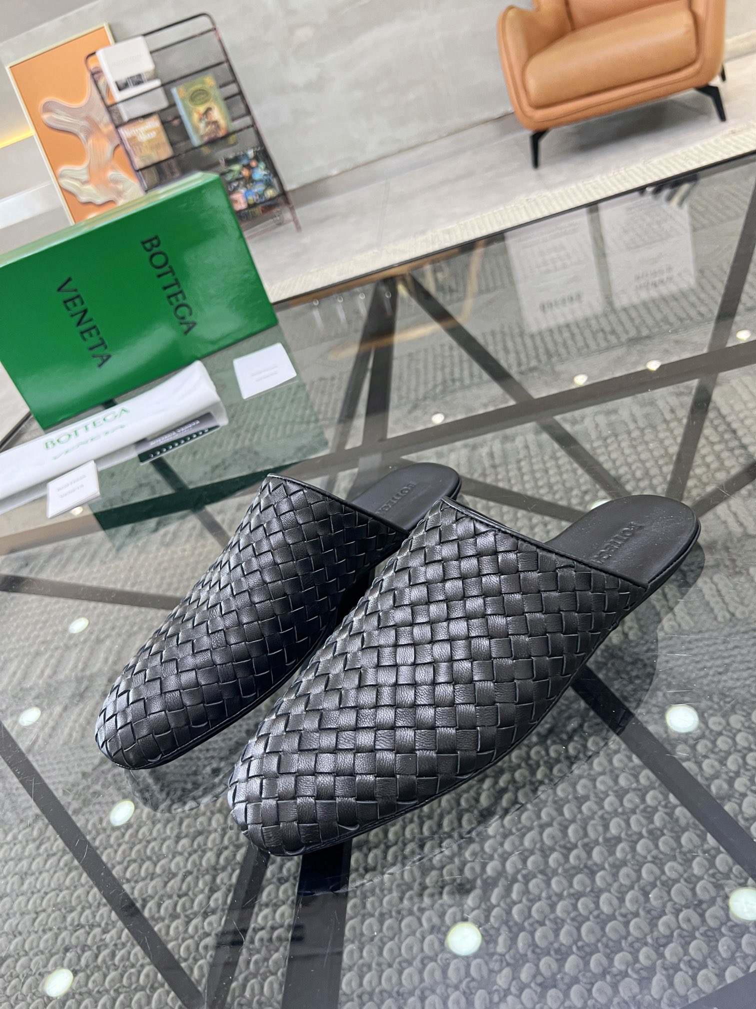 [TOP] Bottega Veneta BV Men's Leather Slippers - 2 Colors