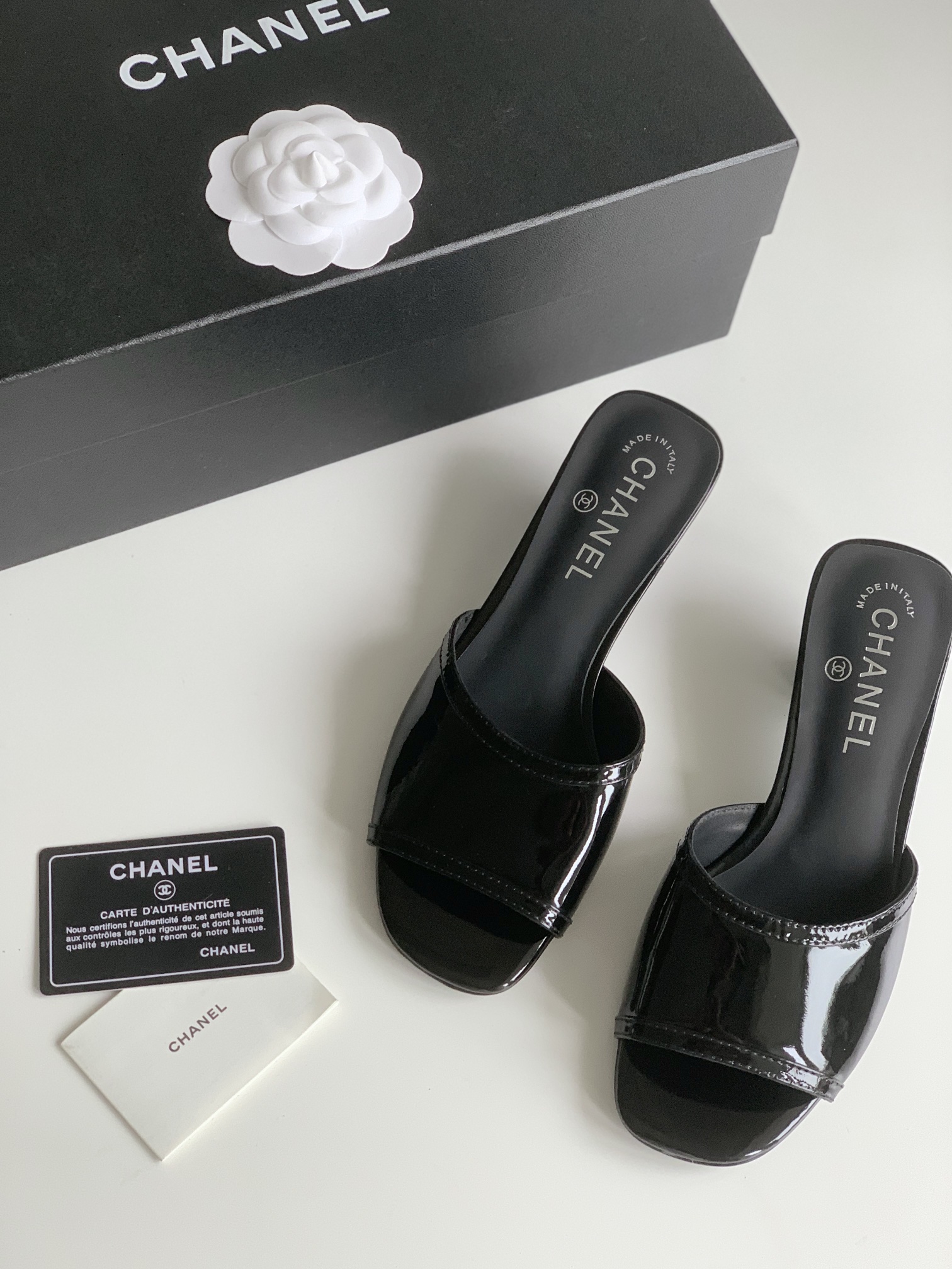 [TOP] CHANEL Cow Patent Leather Slippers - 7 Colors