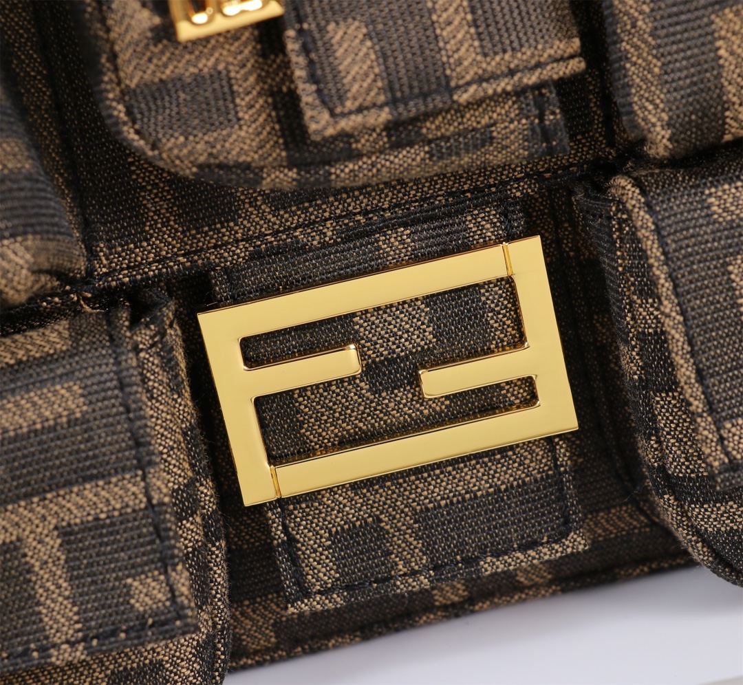 [TOP] FENDI Multi Pocket Baguette Bag - 27cm