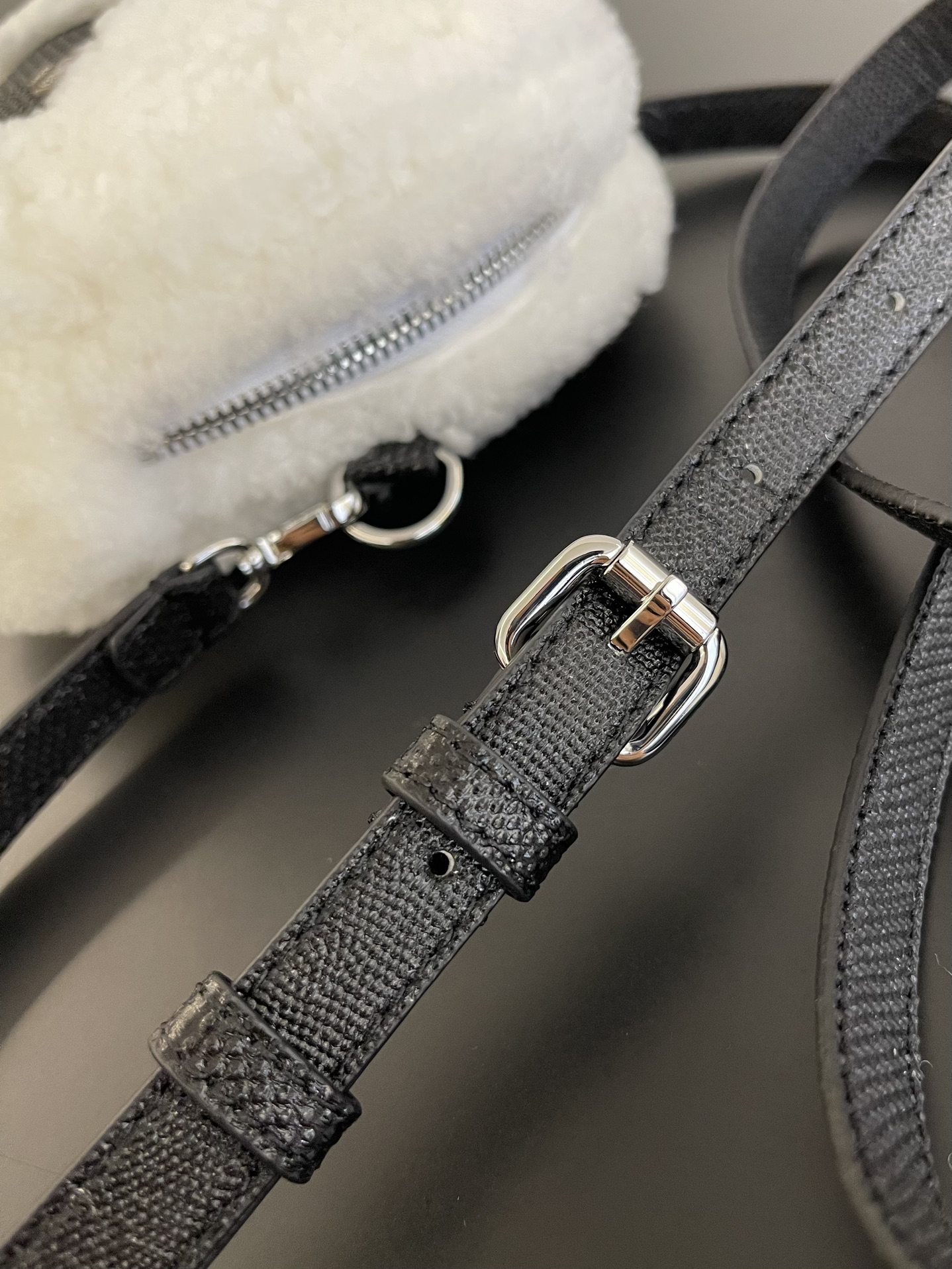 [TOP] FENDI Snakeskin And Lamb's Wool Rice Ball-Shaped Crossbody Bag 16x6x15cm - White