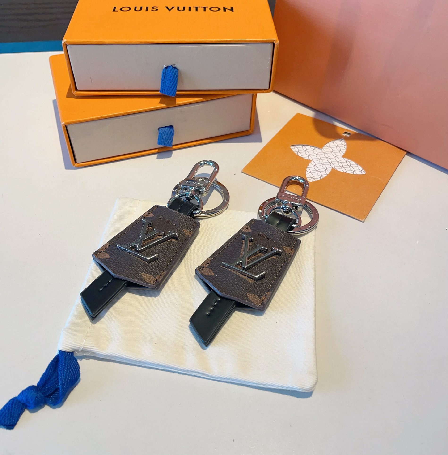 [TOP] Louis Vuitton LV Leather Keychain
