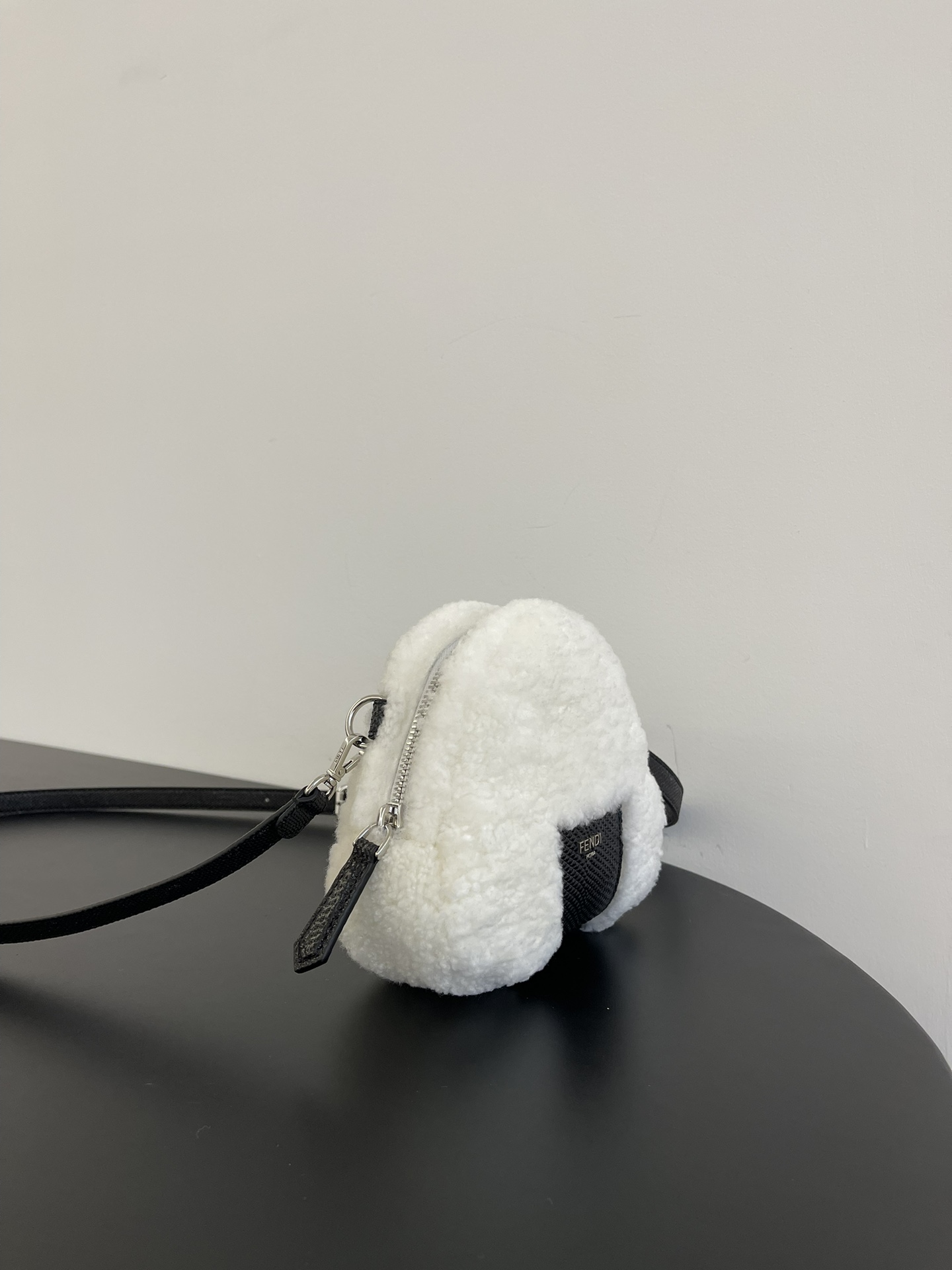 [TOP] FENDI Snakeskin And Lamb's Wool Rice Ball-Shaped Crossbody Bag 16x6x15cm - White