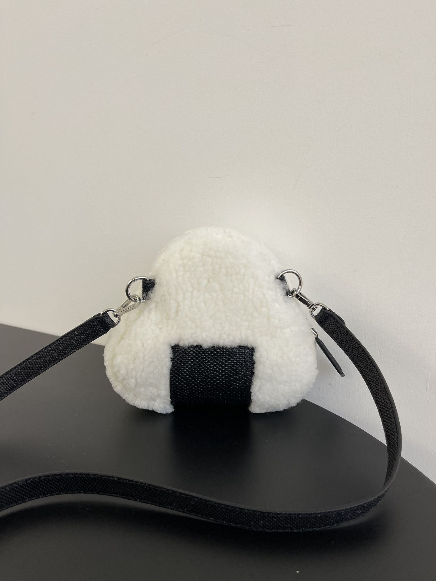 [TOP] FENDI Snakeskin And Lamb's Wool Rice Ball-Shaped Crossbody Bag 16x6x15cm - White