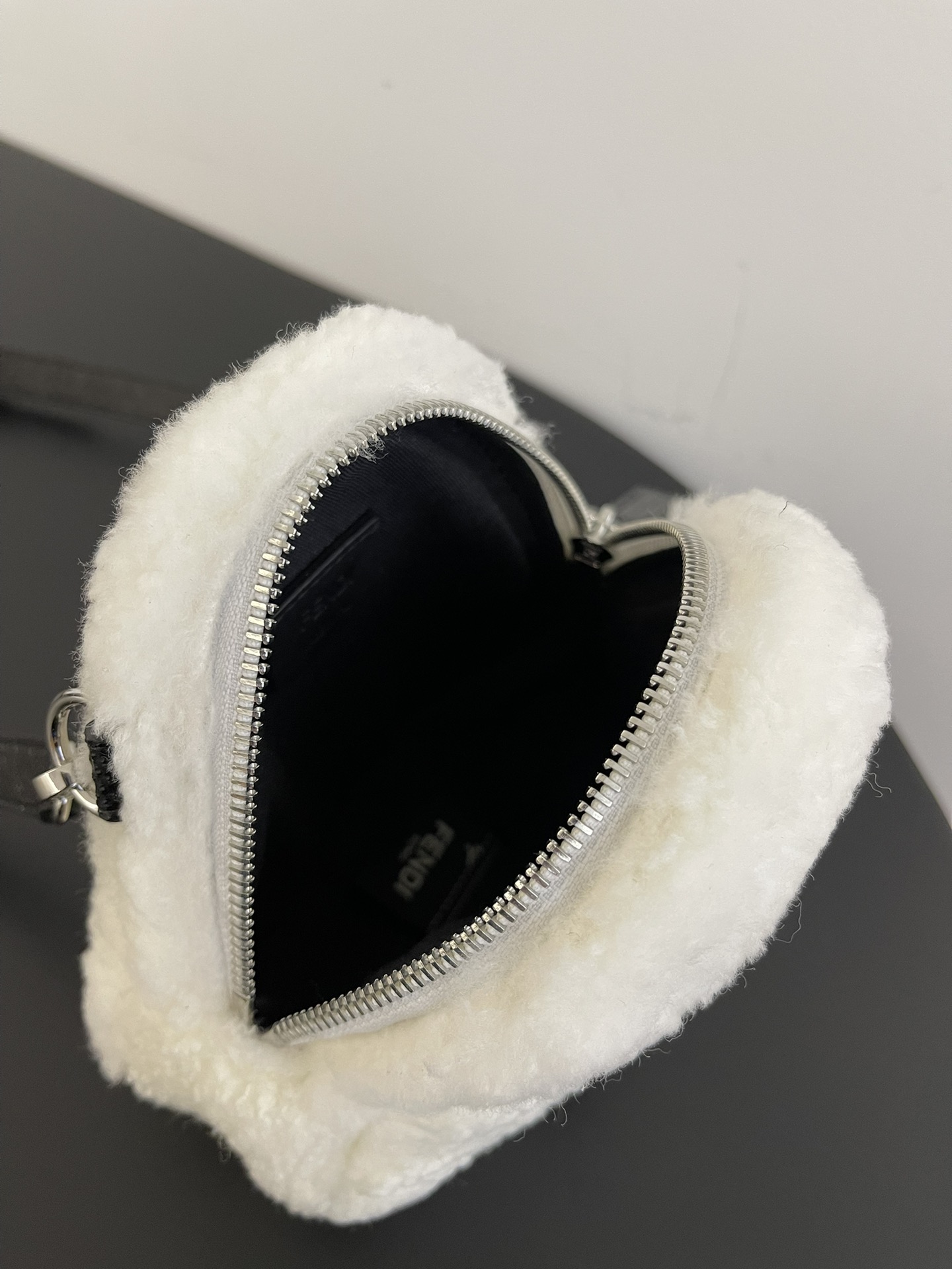 [TOP] FENDI Snakeskin And Lamb's Wool Rice Ball-Shaped Crossbody Bag 16x6x15cm - White