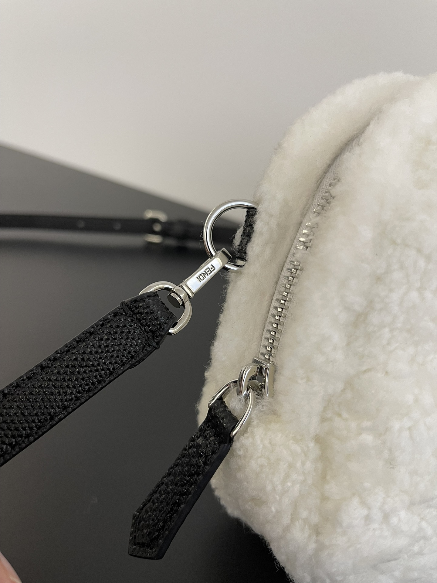 [TOP] FENDI Snakeskin And Lamb's Wool Rice Ball-Shaped Crossbody Bag 16x6x15cm - White