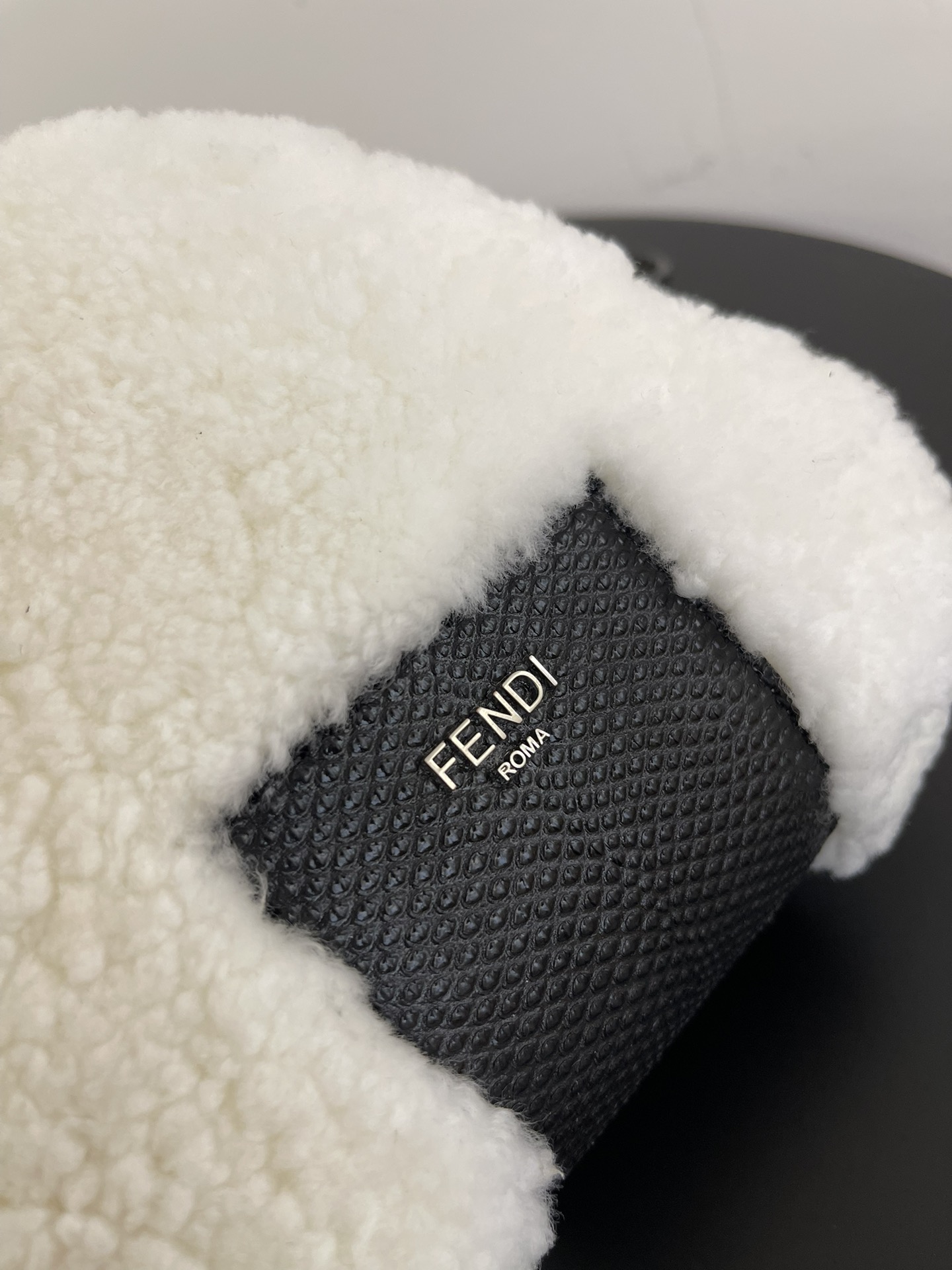 [TOP] FENDI Snakeskin And Lamb's Wool Rice Ball-Shaped Crossbody Bag 16x6x15cm - White