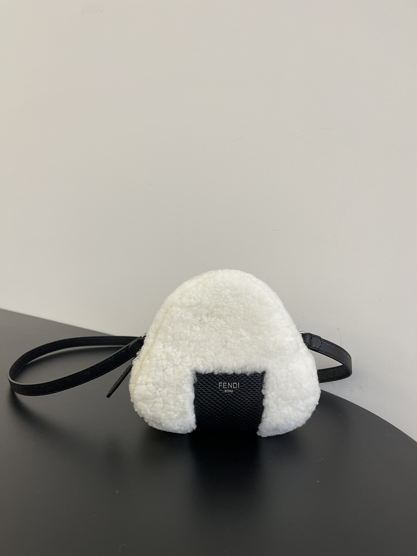 [TOP] FENDI Snakeskin And Lamb's Wool Rice Ball-Shaped Crossbody Bag 16x6x15cm - White