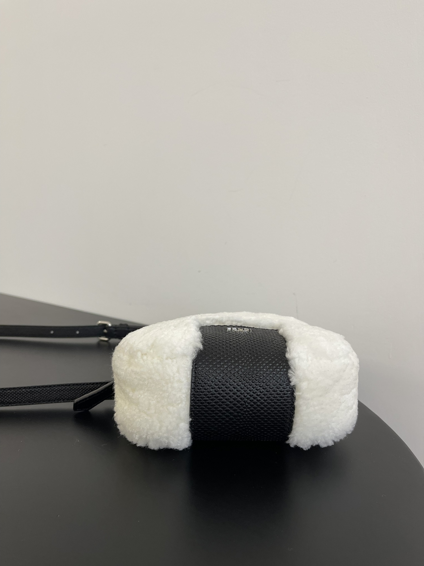 [TOP] FENDI Snakeskin And Lamb's Wool Rice Ball-Shaped Crossbody Bag 16x6x15cm - White