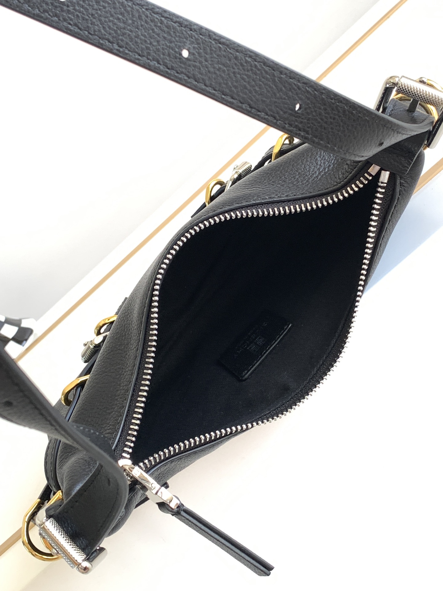 [Top] GIVENCHY Voyou Mini Bag Lychee Pattern 24 x 18 x 3.5 cm - Black