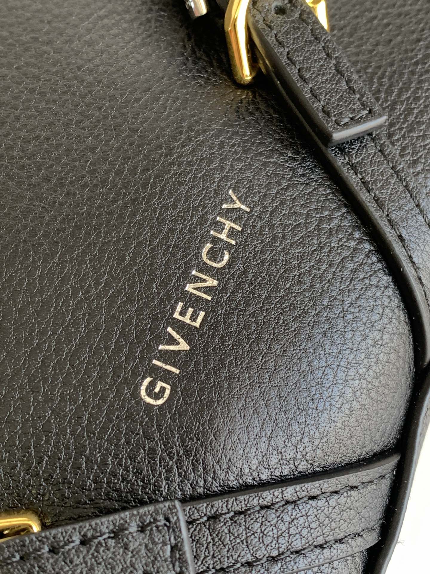 [Top] GIVENCHY Voyou Mini Bag Lychee Pattern 24 x 18 x 3.5 cm - Black