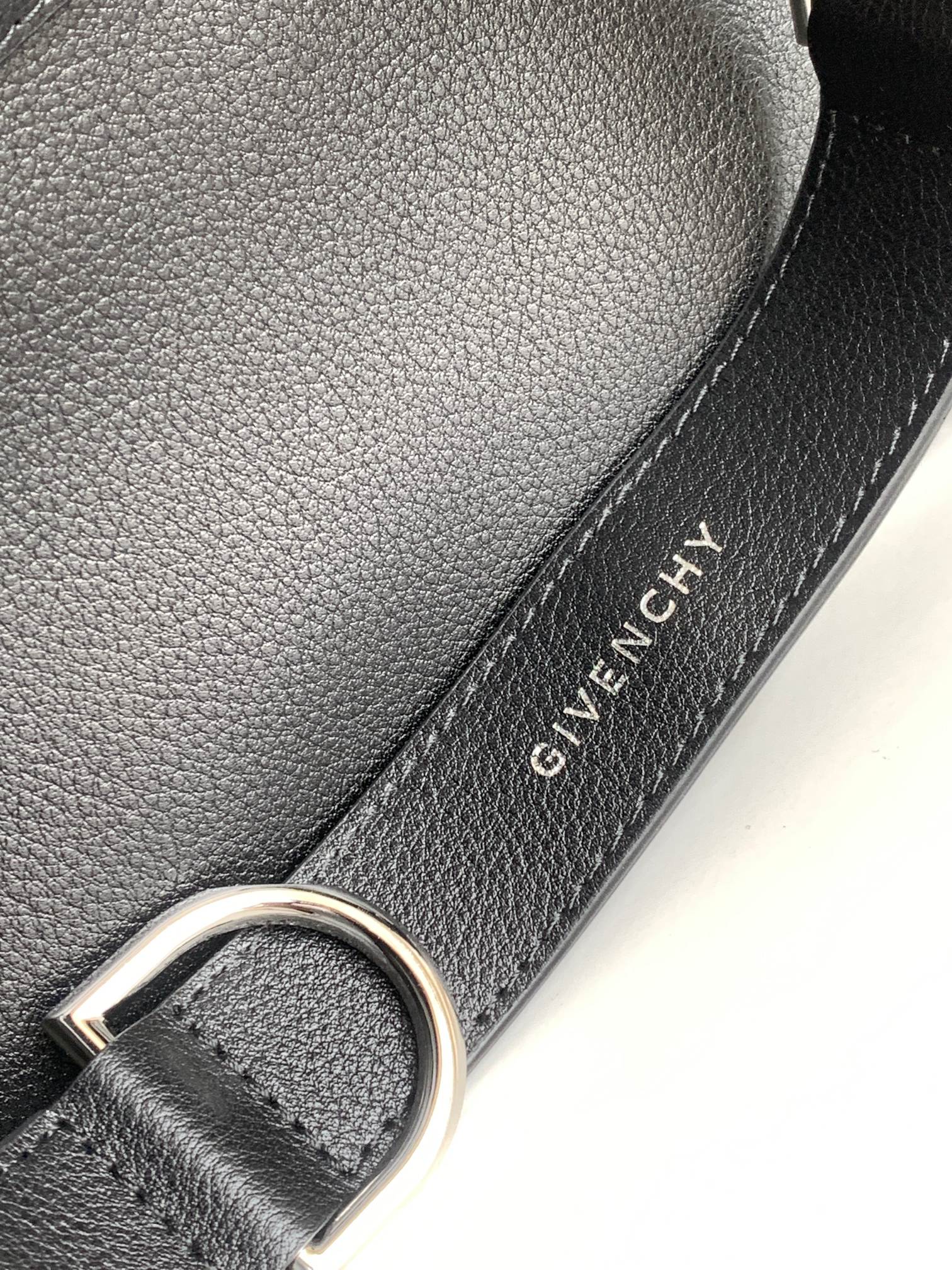 [Top] GIVENCHY Voyou Medium Bag with Tassel 40 x 27 x 6.5 cm - Black