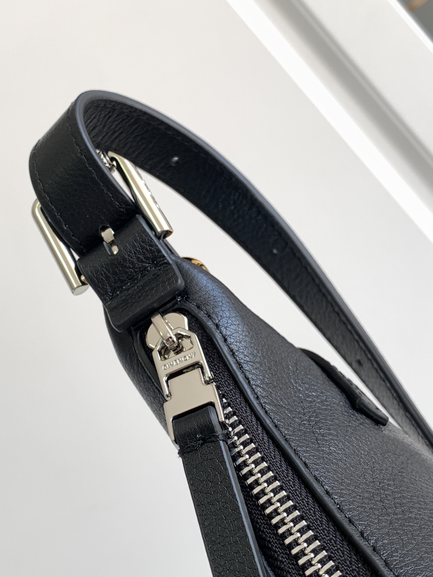 [Top] GIVENCHY Voyou Mini Bag Lychee Pattern 24 x 18 x 3.5 cm - Black