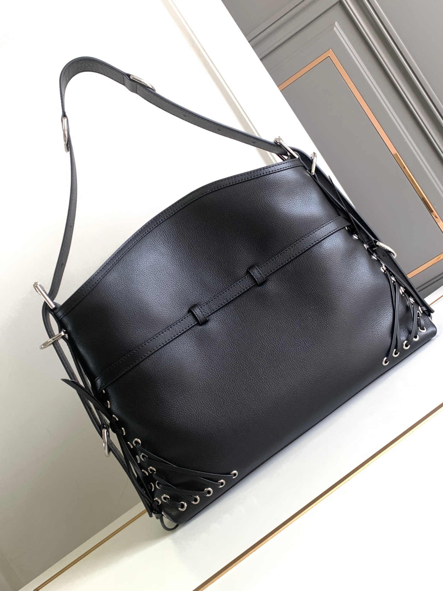 [Top] GIVENCHY Voyou Medium Bag with Tassel 40 x 27 x 6.5 cm - Black