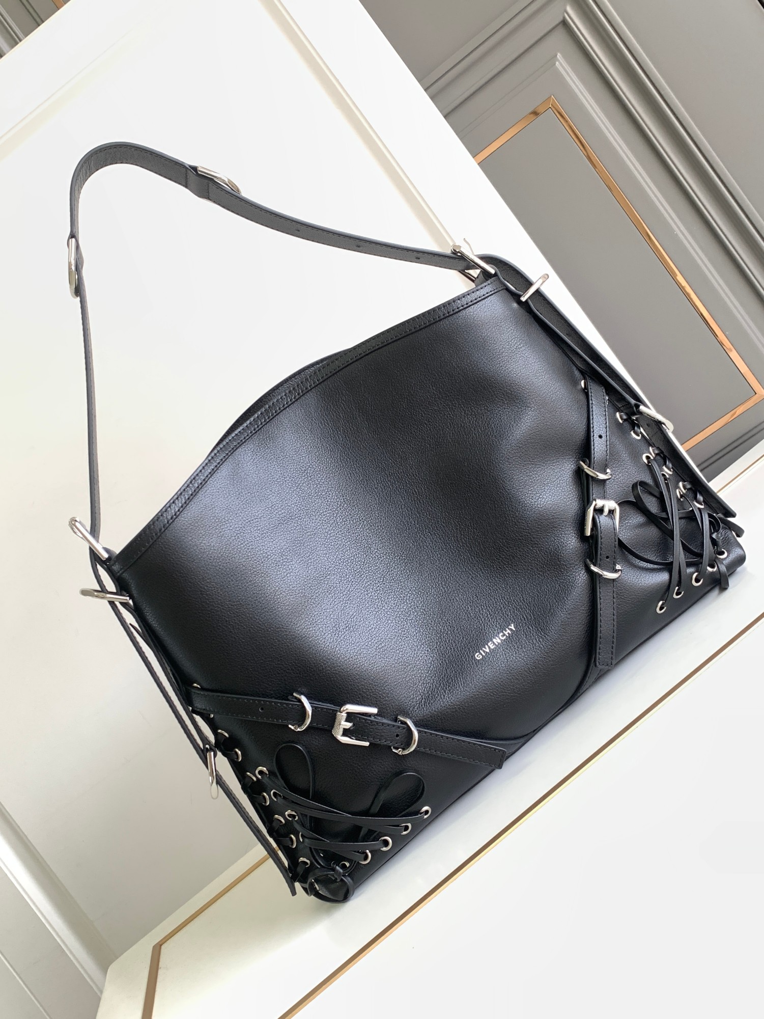 [Top] GIVENCHY Voyou Medium Bag with Tassel 40 x 27 x 6.5 cm - Black