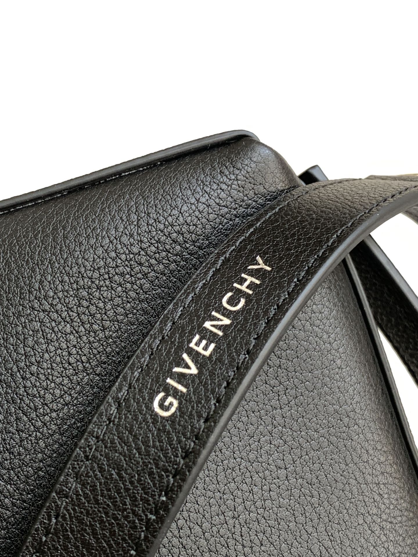 [Top] GIVENCHY Voyou Mini Bag Lychee Pattern 24 x 18 x 3.5 cm - Black