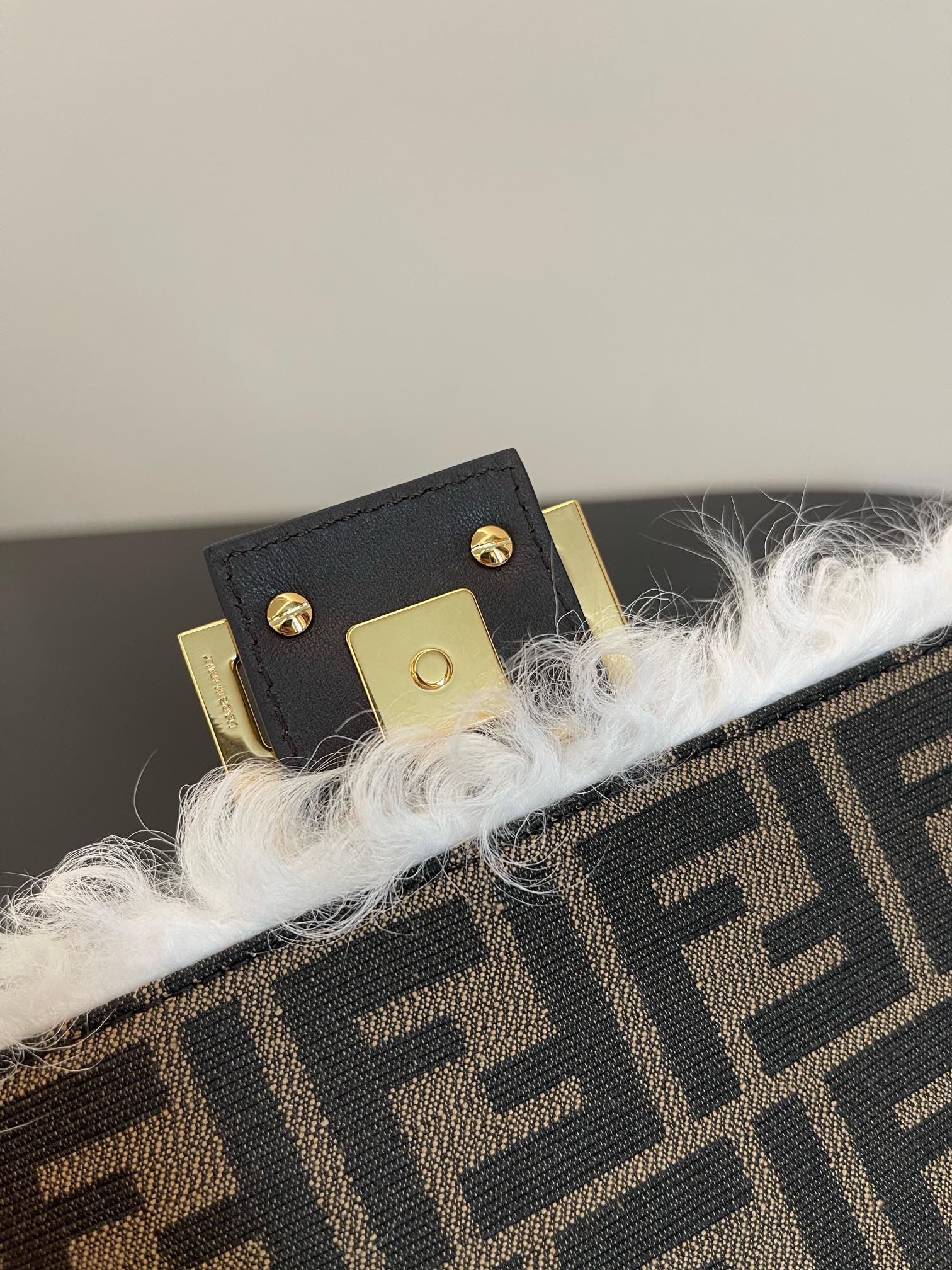 [TOP] FENDI White Rolled Wool Baguette Bags - 27×15×6cm - White&GHW