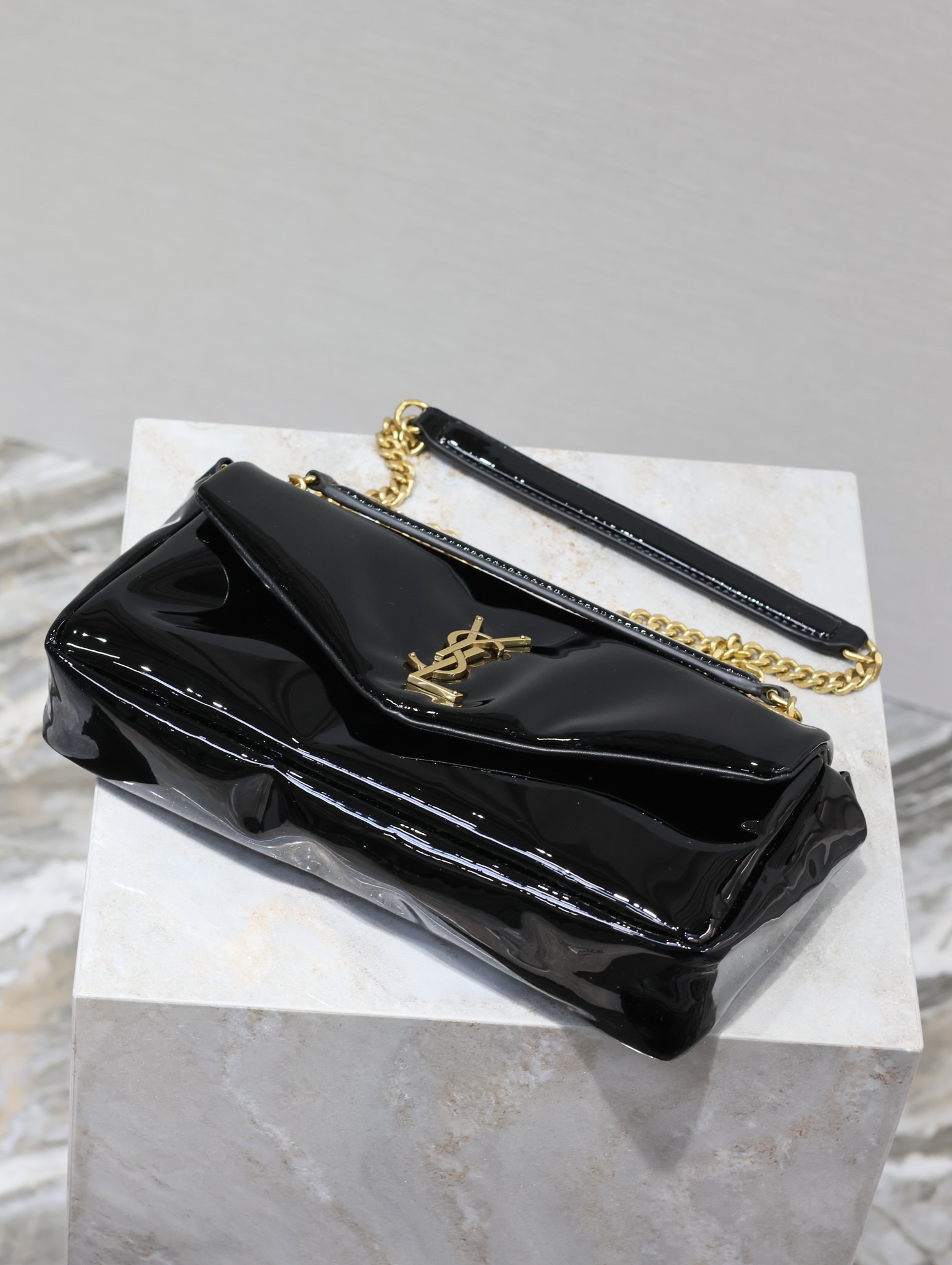 [TOP] Yves Saint Laurent YSL Lacquer Leather Chain Pack 26×14×7cm - Black&GHW