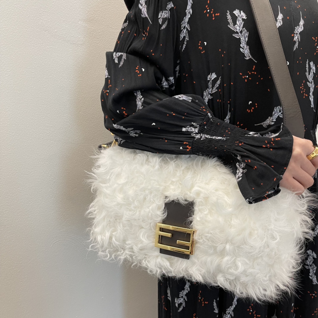 [TOP] FENDI White Rolled Wool Baguette Bags - 27×15×6cm - White&GHW