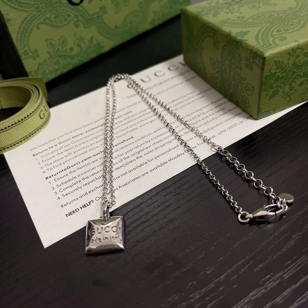 [TOP] GUCCI Plaque Necklace - Silver