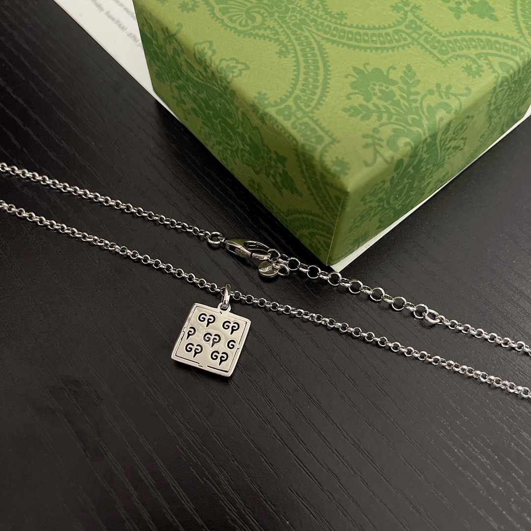 [TOP] GUCCI Plaque Necklace - Silver