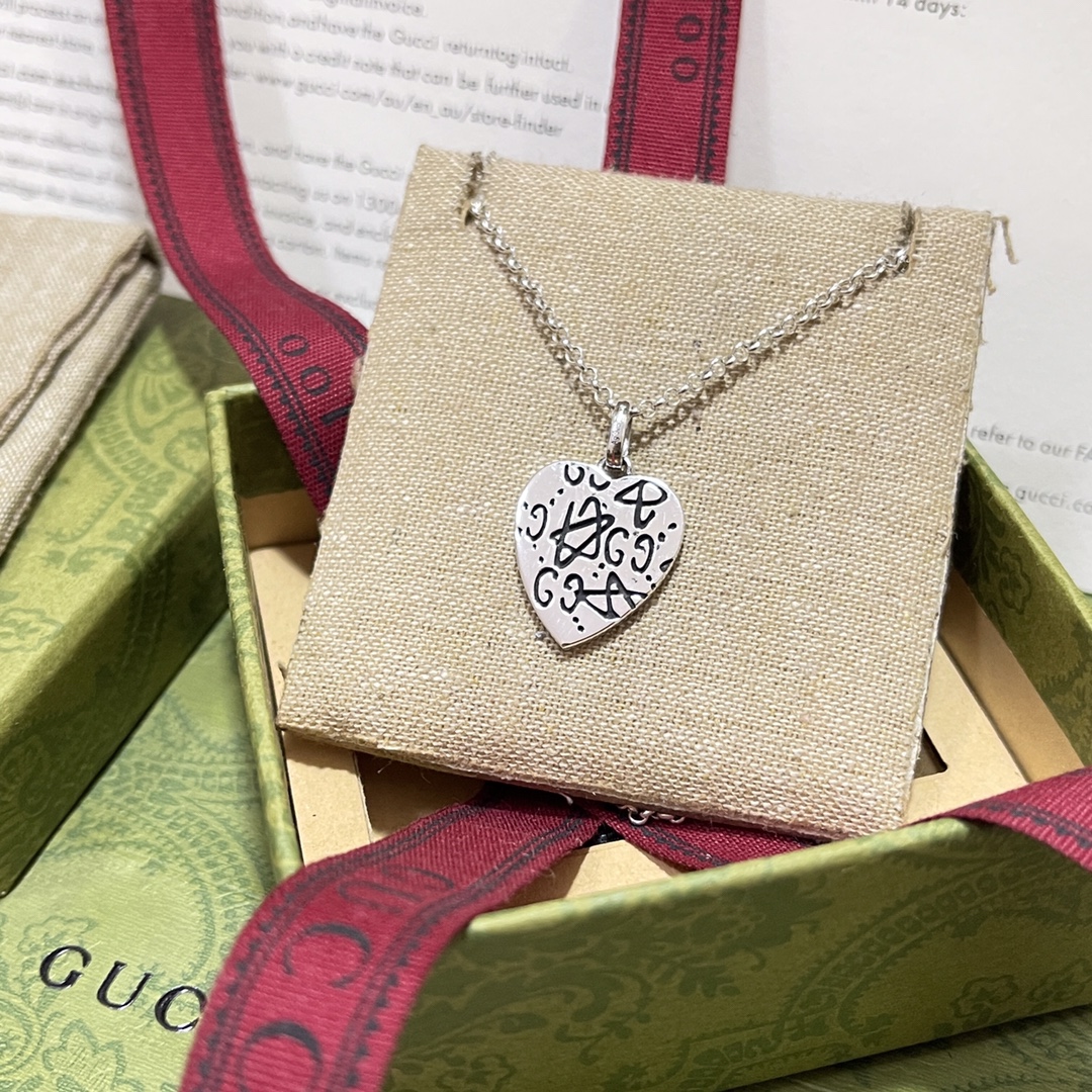 [TOP] GUCCI Skull Heart Necklace - Silver
