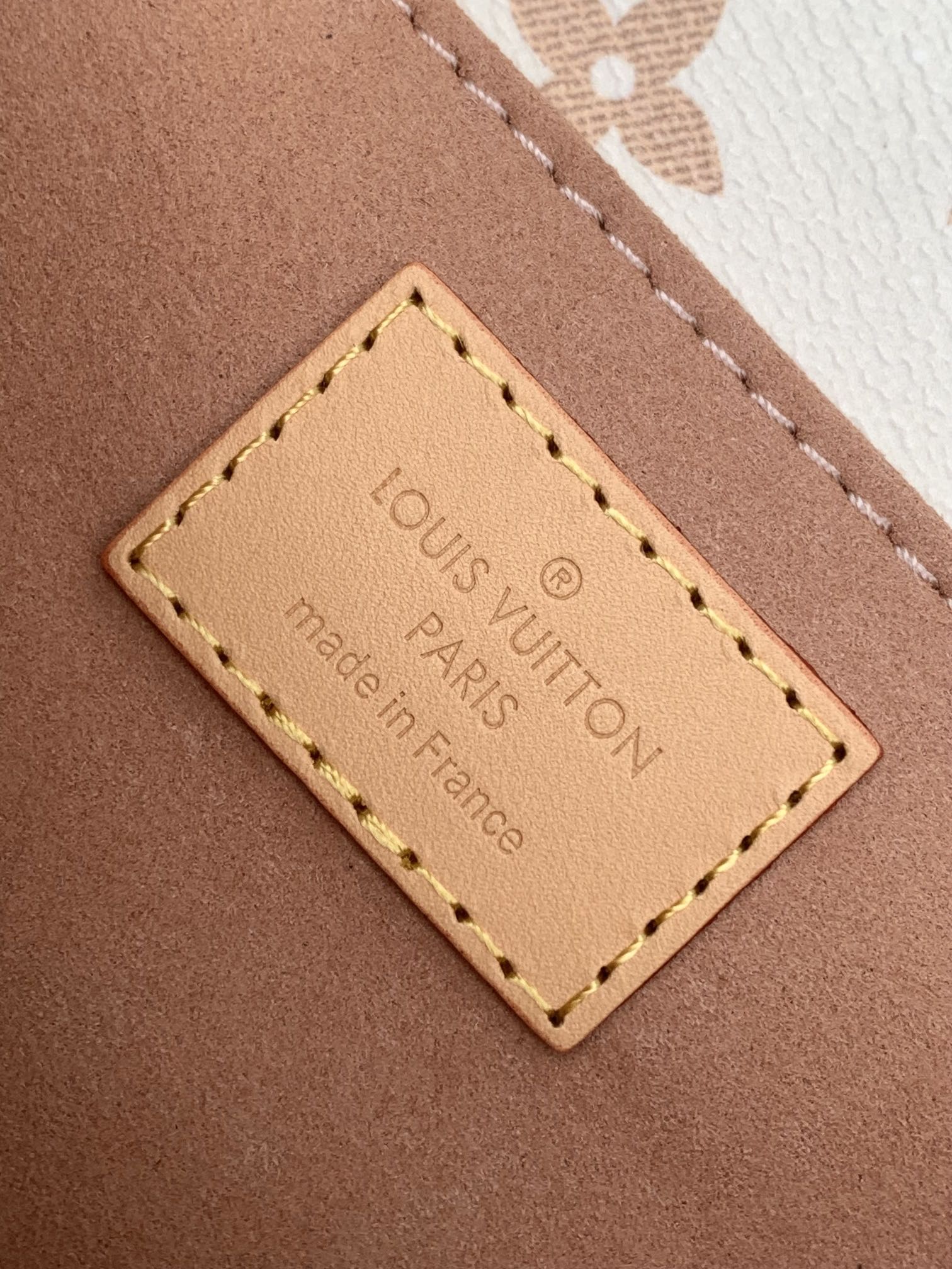 [TOP] Louis Vuitton LV  East West Handbags 21.5x13.5x6cm - White&GHW