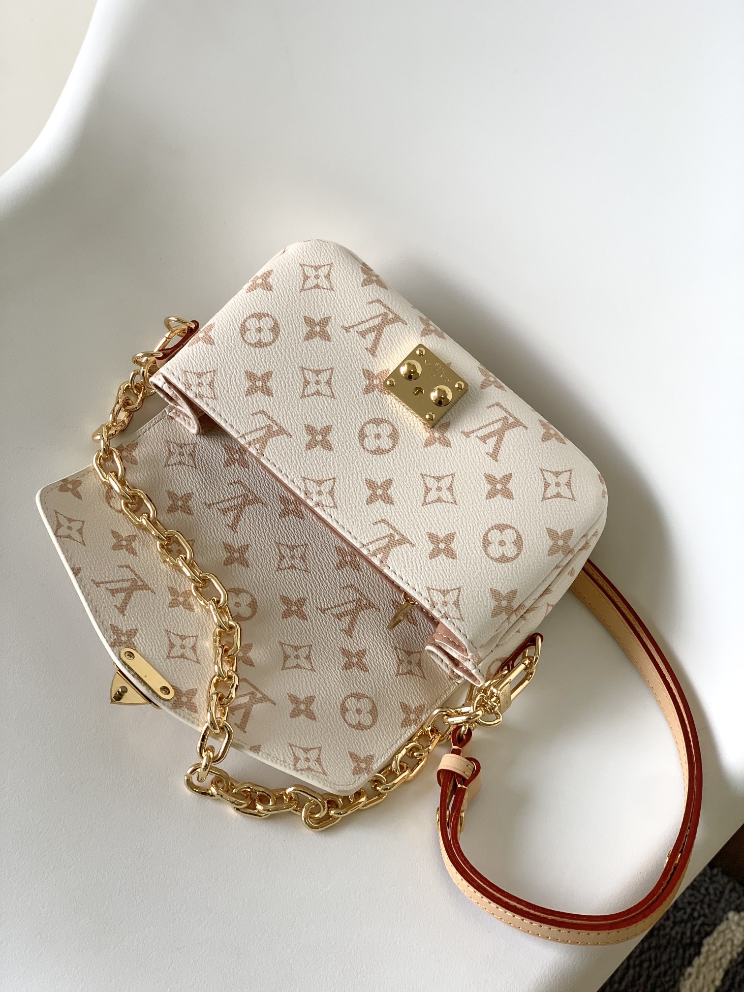 [TOP] Louis Vuitton LV  East West Handbags 21.5x13.5x6cm - White&GHW