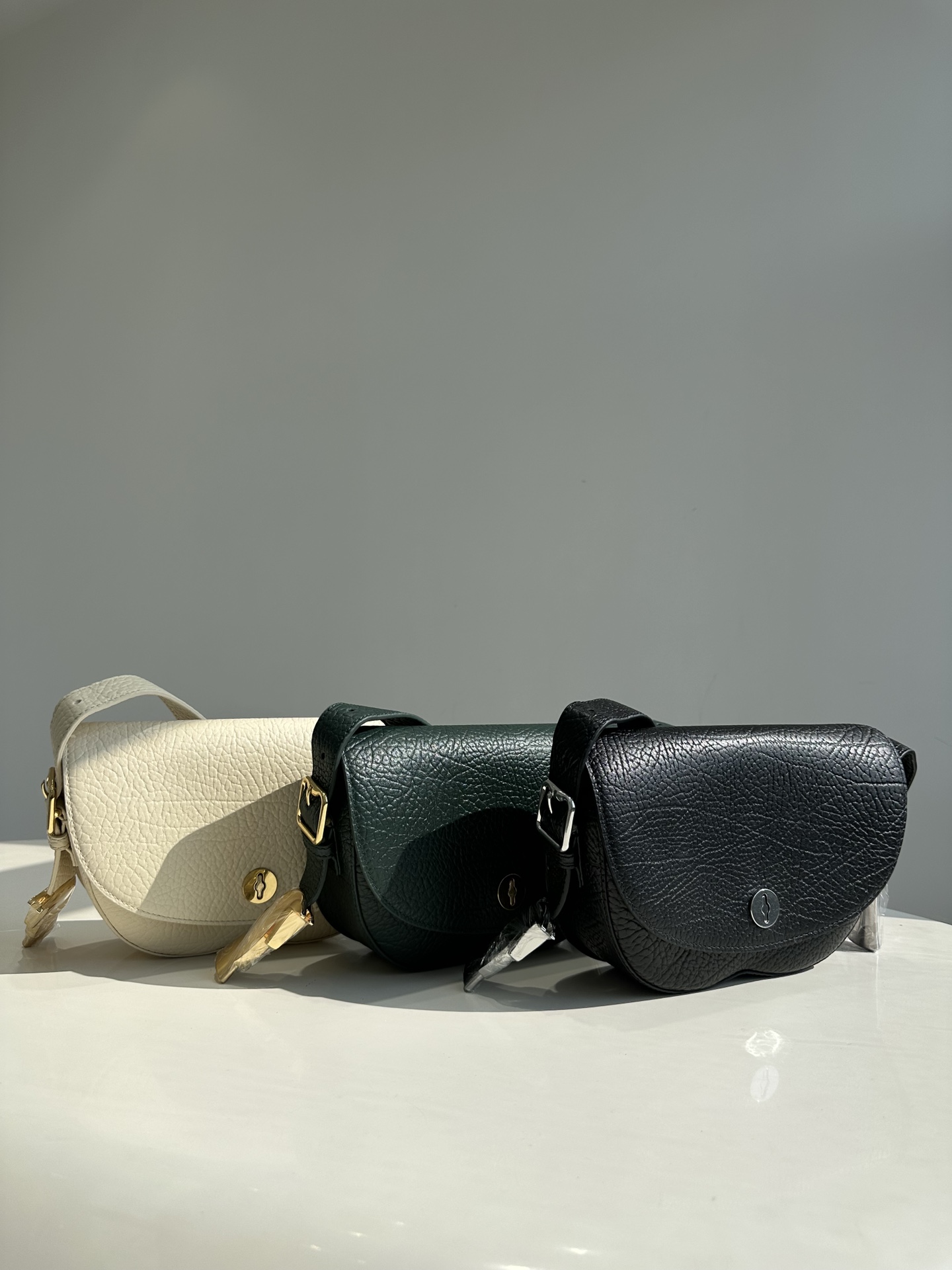 [TOP] BURBERRY Chess Saddle Bag Grained Calfskin 25X17.5X6.5cm - 3 Color