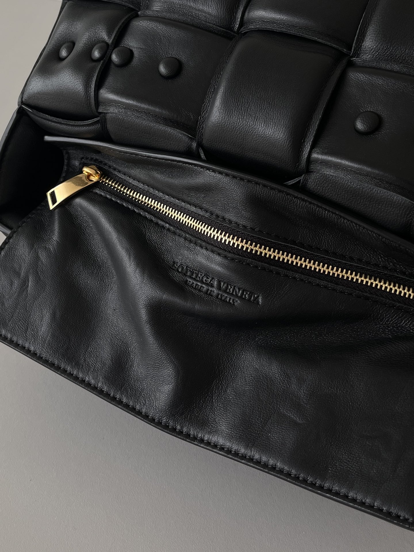 [TOP] Bottega Veneta BV Chain Cassette Bag - Black